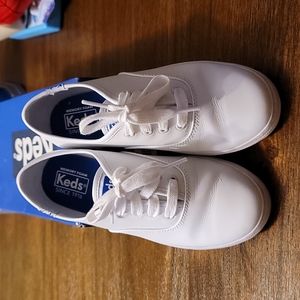 Girls size 2W white keds